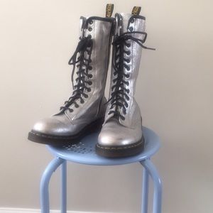 Rare find 💖 silver super high top Dr martens 8